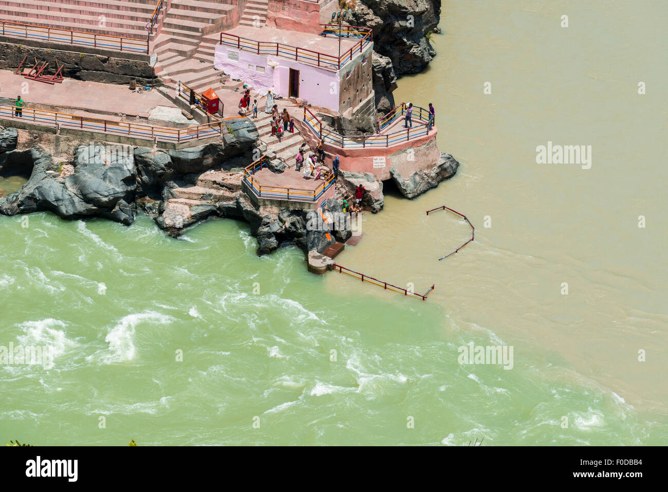 Le sangam à Dev Prayag, le confluent des rivières et Bhaghirati Alakananda, l'endroit où le fleuve saint Ganges commence Banque D'Images