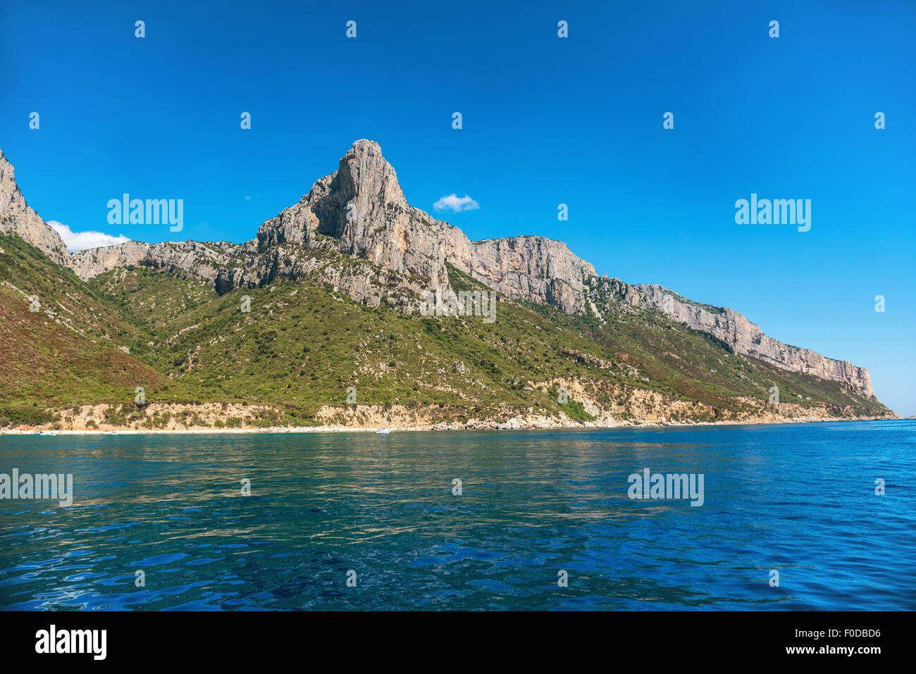 Côte et mer bleue de la Méditerranée en Sardaigne, Italie. Vue depuis le yaсht Banque D'Images