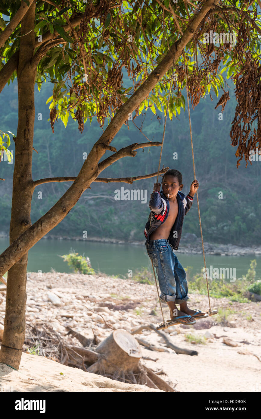 Jeune garçon de la tribu autochtone, l'asil Orang, à distance, dans le parc national de Taman Negara, Malaisie Banque D'Images