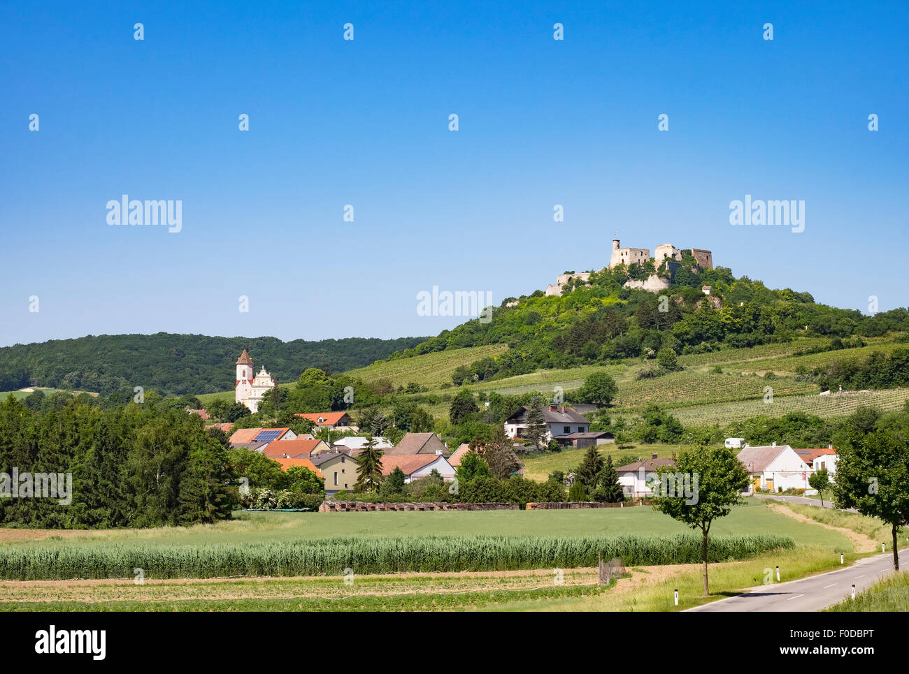 Château du Falkenstein Falkenstein et village, Weinviertel, Basse Autriche, Autriche Banque D'Images
