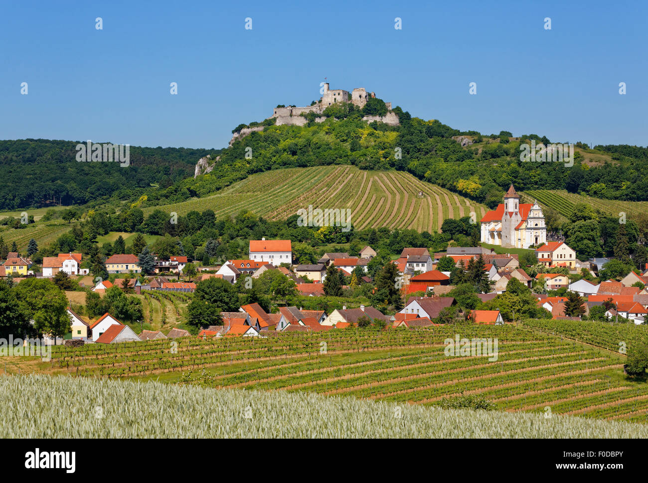 Château du Falkenstein Falkenstein et village, Weinviertel, Basse Autriche, Autriche Banque D'Images