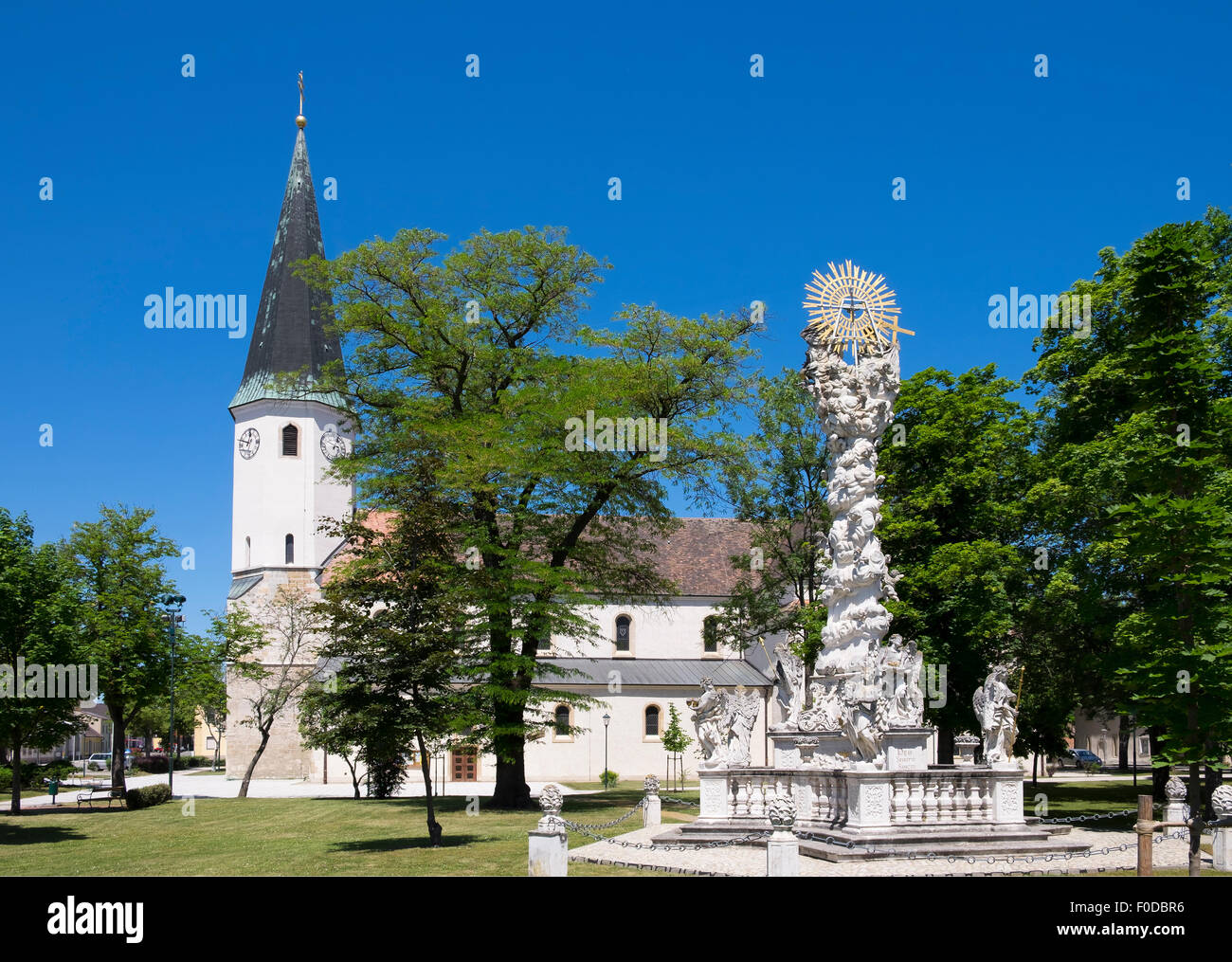 L'église paroissiale de Saint Vitus et la colonne de la Sainte-Trinité, sur la place de l'église, Laa an der Thaya, Weinviertel, Basse Autriche Banque D'Images