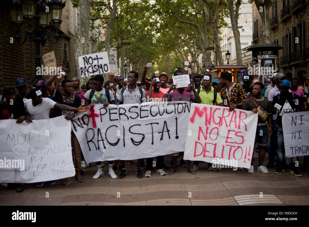 Les manifestants pendant une marche contre le racisme et la police à Barcelone (Espagne) le 11 août 2015. Banque D'Images