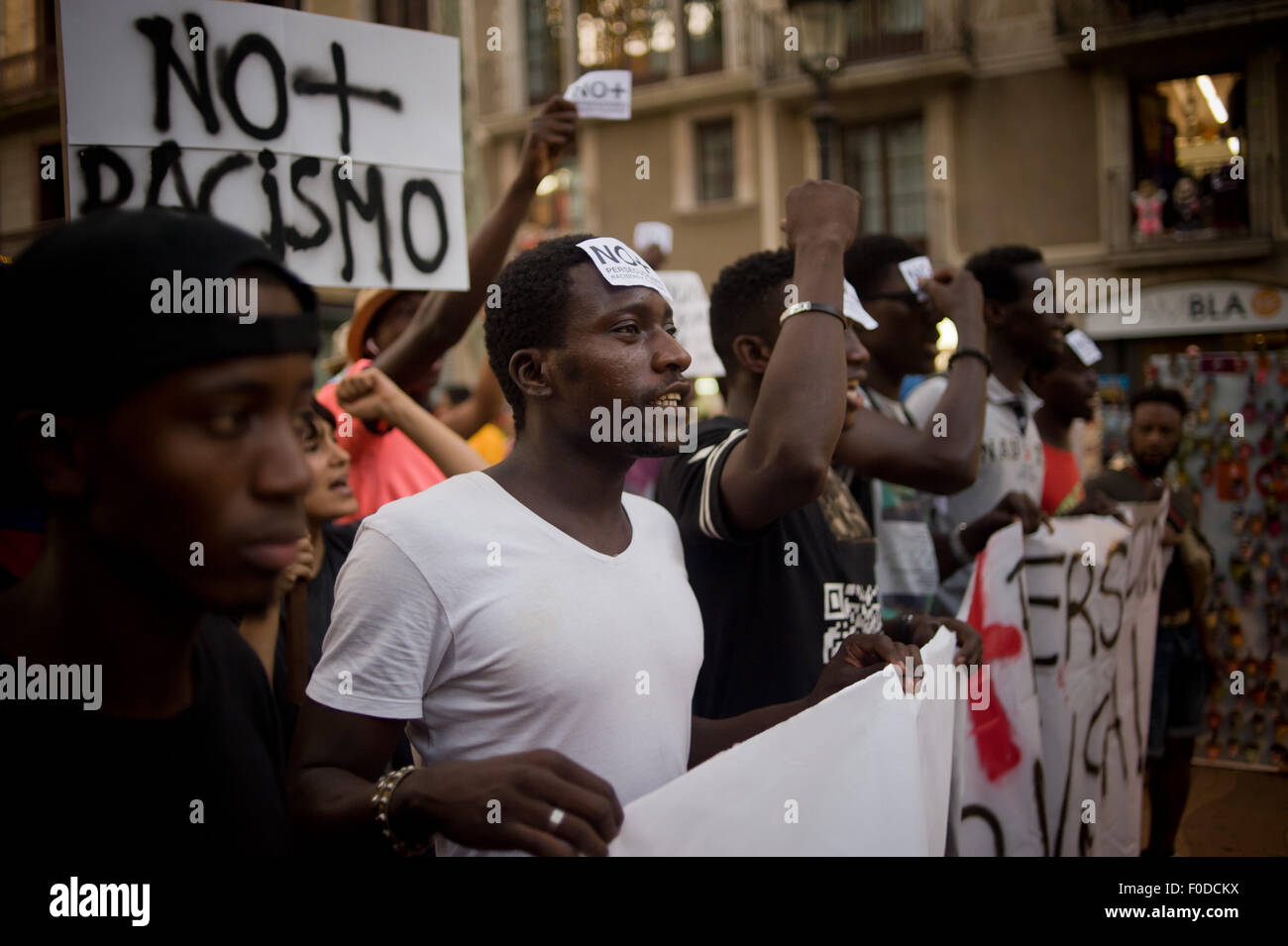 Les manifestants pendant une marche contre le racisme et la police à Barcelone (Espagne) le 11 août 2015. Banque D'Images