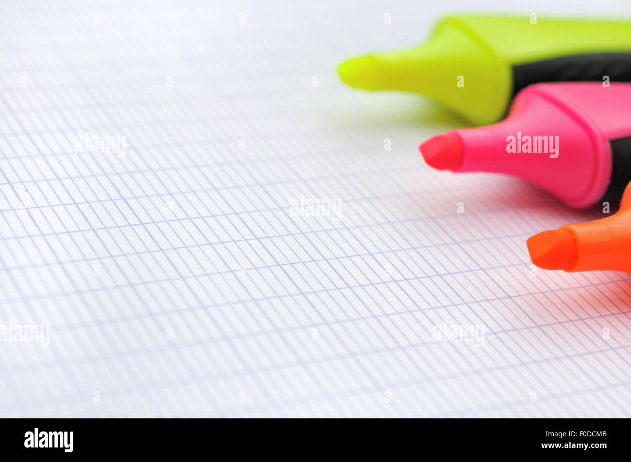 Près de surligneurs sans capuchon du stylo sur du papier blanc Banque D'Images