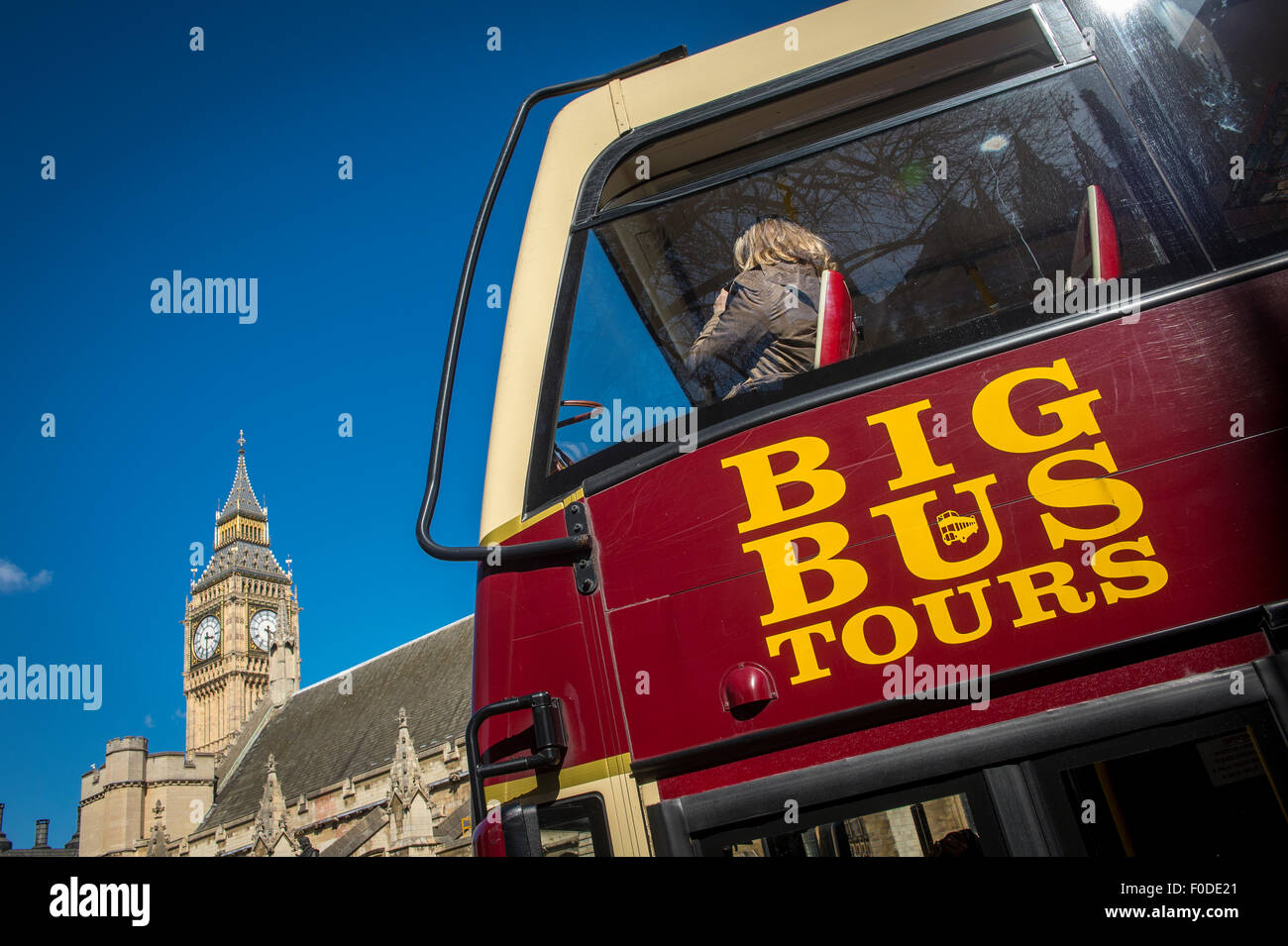 Les touristes sur le pont supérieur d'un bus de tourisme à Londres. Banque D'Images