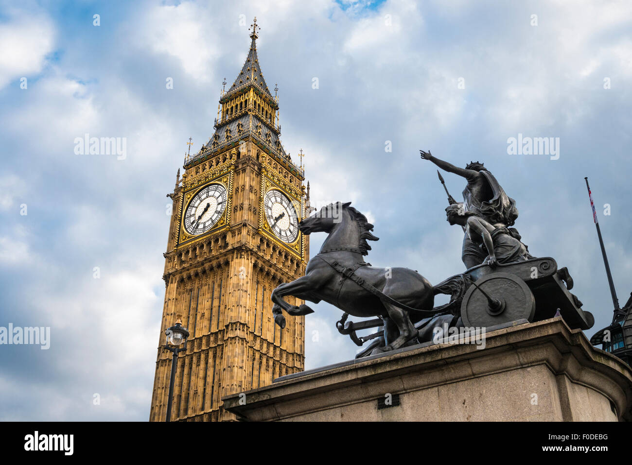 Palais de Westminster de Londres Big Ben ou Elizabeth Tower a été réveil ou St Stephens & bronze statue Boadicée Boudicca Boadicea Banque D'Images