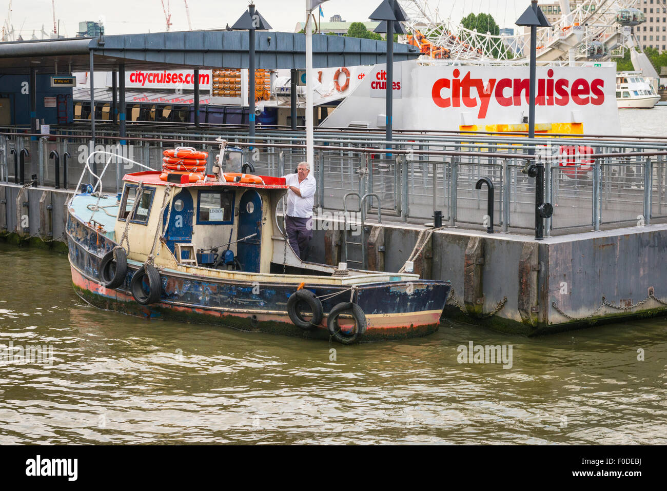 Southbank London Westminster Tamise bateau pilote amarrées à quai des navires de croisière par ville Banque D'Images