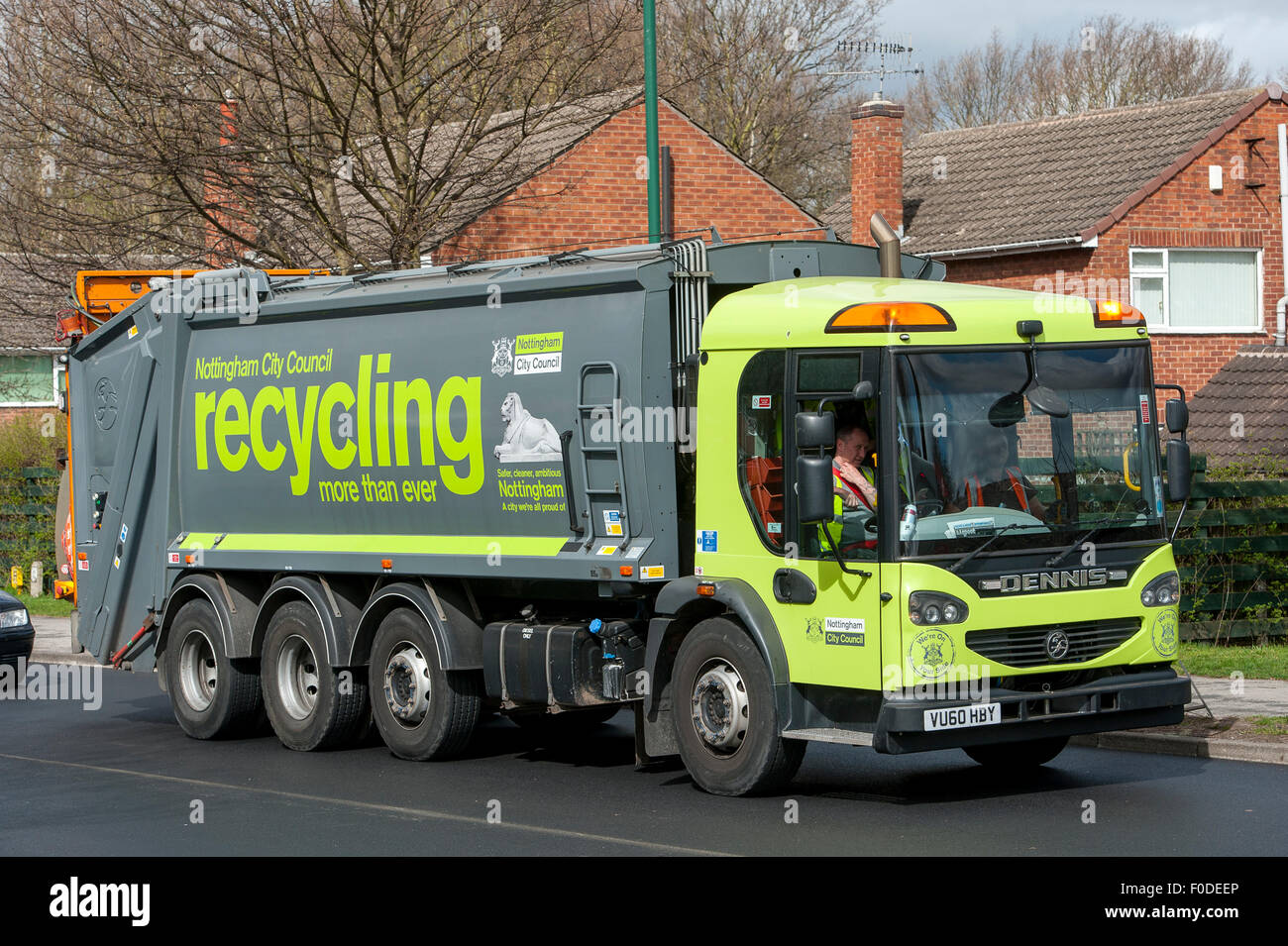 Camion de collecte des déchets travaillant à Nottingham, Angleterre. Banque D'Images