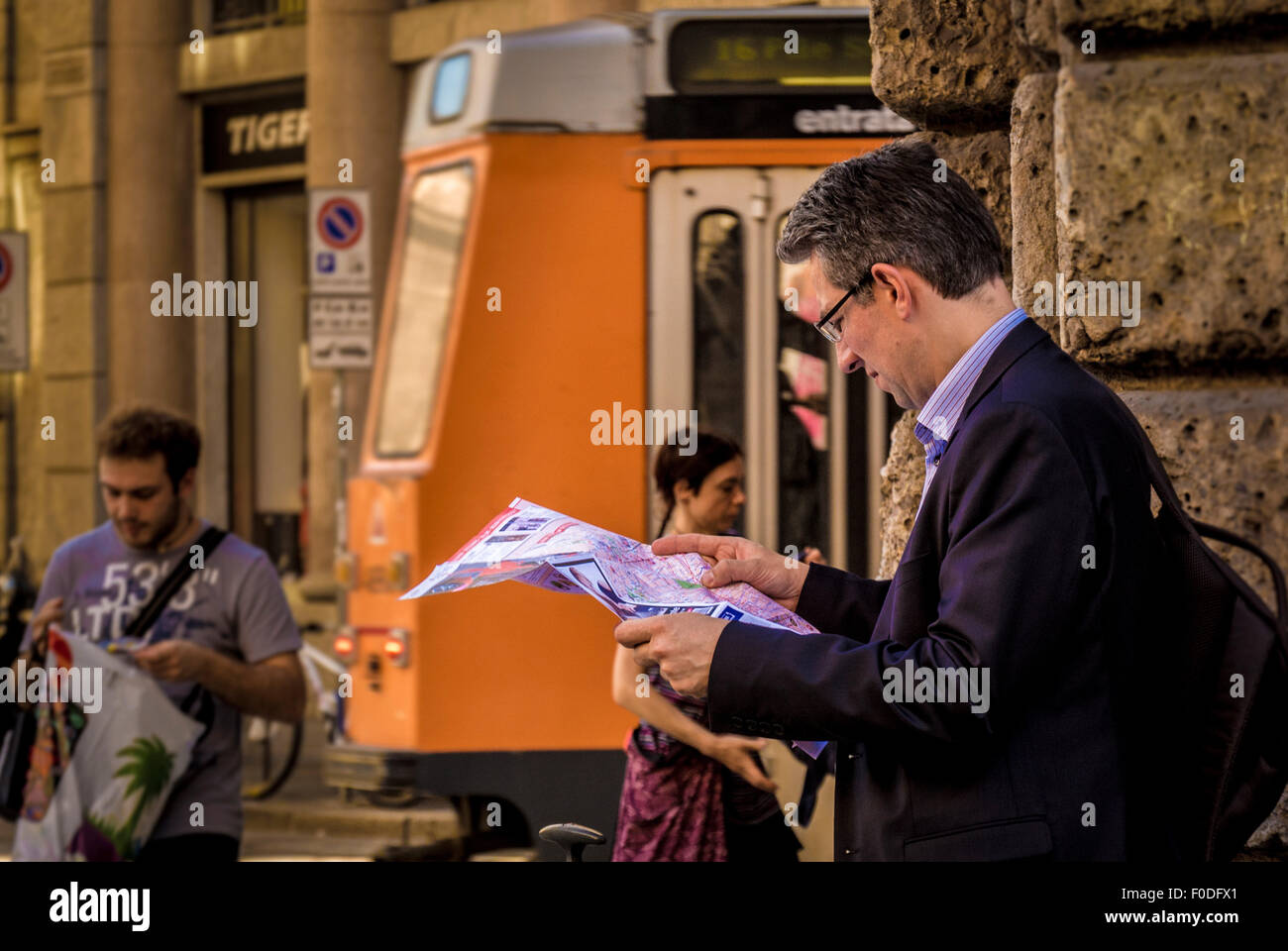 Homme lisant une carte à Milan. Italie. Banque D'Images