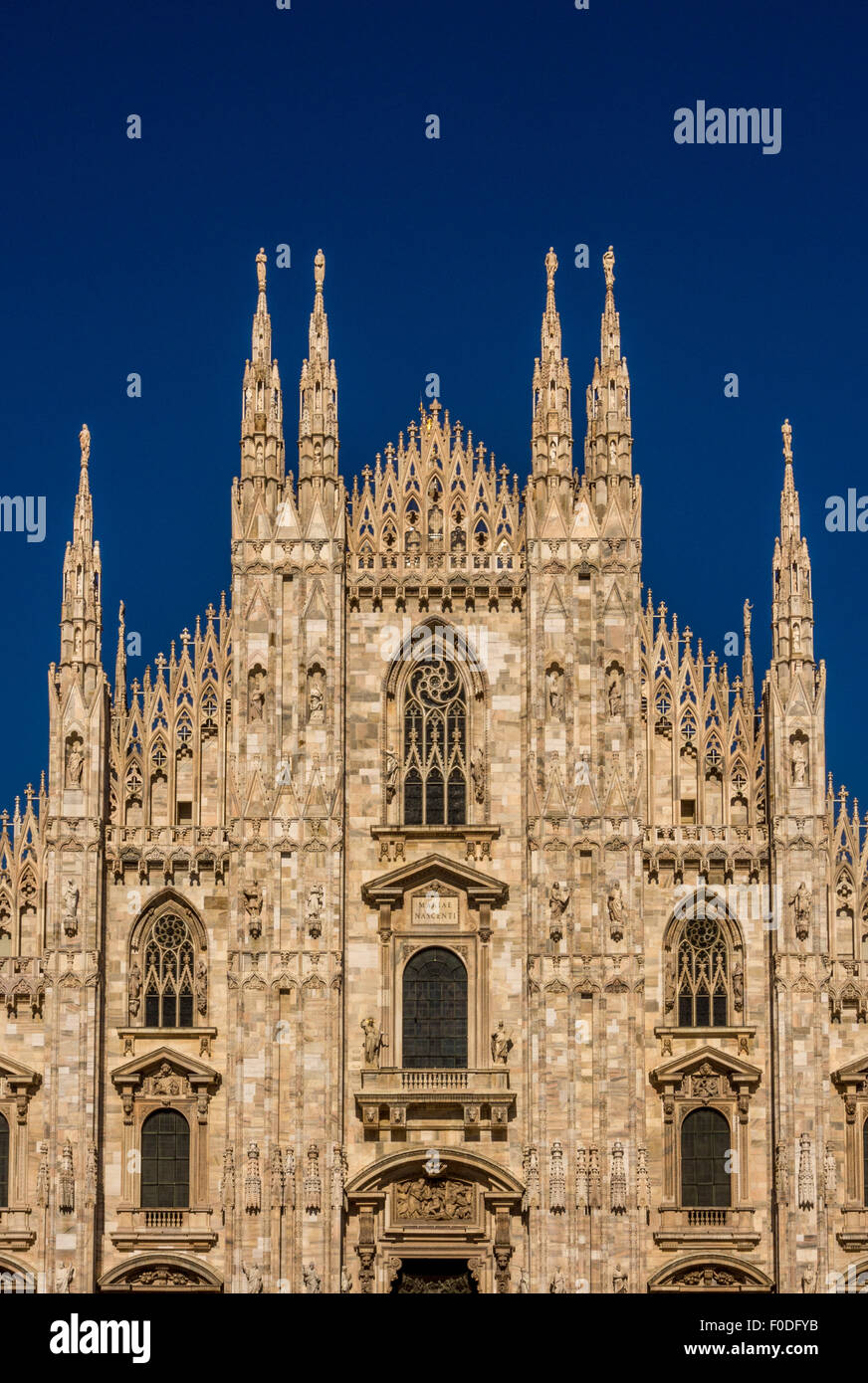 Façade extérieure de la cathédrale de Milan vue contre un ciel bleu, Italie. Banque D'Images Façade extérieure de la cathédrale de Milan vue contre un ciel bleu, Italie. Banque D'Images