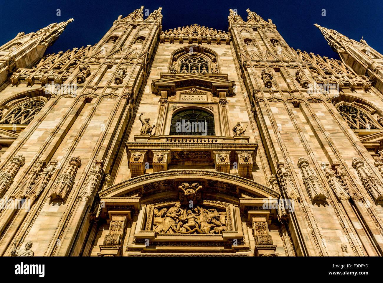 Une vue grand angle de l'extérieur de la cathédrale de Milan prise depuis un angle bas regardant vers le haut. Milan. Italie. Banque D'Images