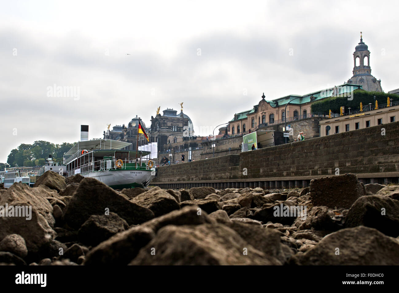 Dresde, Allemagne. Août 13, 2015. Des pierres se coucher sur le lit de la rivière de l'Elbe à Dresde, Allemagne, 13 août 2015. Les niveaux d'eau sont à seulement 50cm dans certaines régions. Photo : ARNO BURGI/dpa/Alamy Live News Banque D'Images