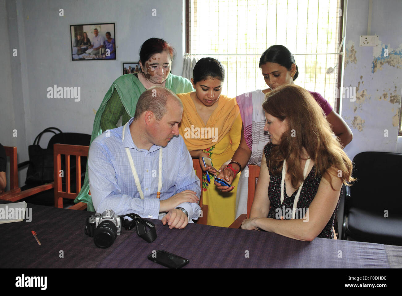 Ahmedabad, Gujarat. 16 juillet, 2014. 16 juillet 2014 - Mumbai - INDE  : SEWA.femmes donnent une démonstration de l'application Mobile VRS aux dignitaires. En association avec des ONG SEWA et la Fondation Vodafone en Inde, la Fondation Cherie Blair a lancé le RUDI Sandesha Vyavhar (LSG) RUDIbens application mobile, permettant de passer des commandes et la gestion et le suivi de leurs ventes via un téléphone mobile. L'APP permet à l'égard des femmes entrepreneurs dans le réseau de captage ventes et effectuer les commandes de stock supplémentaire via SMS à l'aide de leurs téléphones. La capacité des téléphones mobiles pour changer la vie des femmes est Banque D'Images