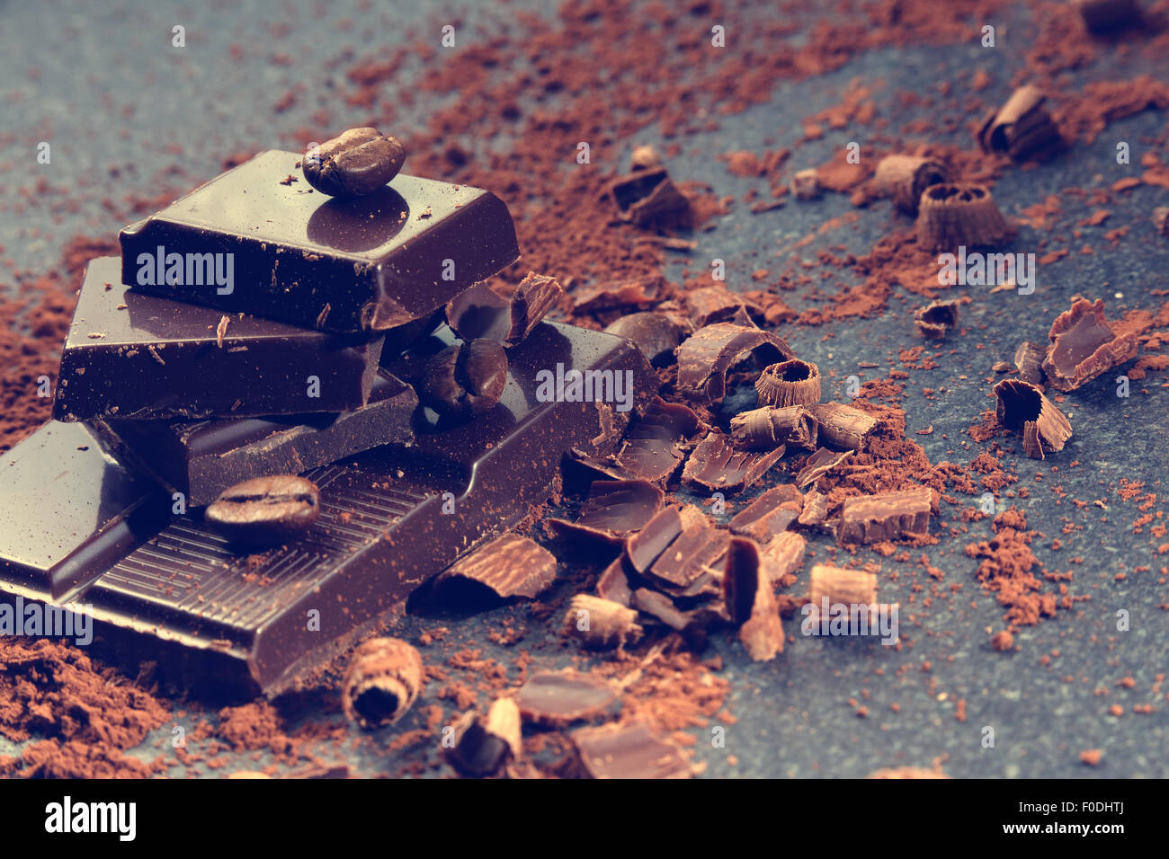 Le chocolat noir et Grain de café sur une table en pierre Banque D'Images