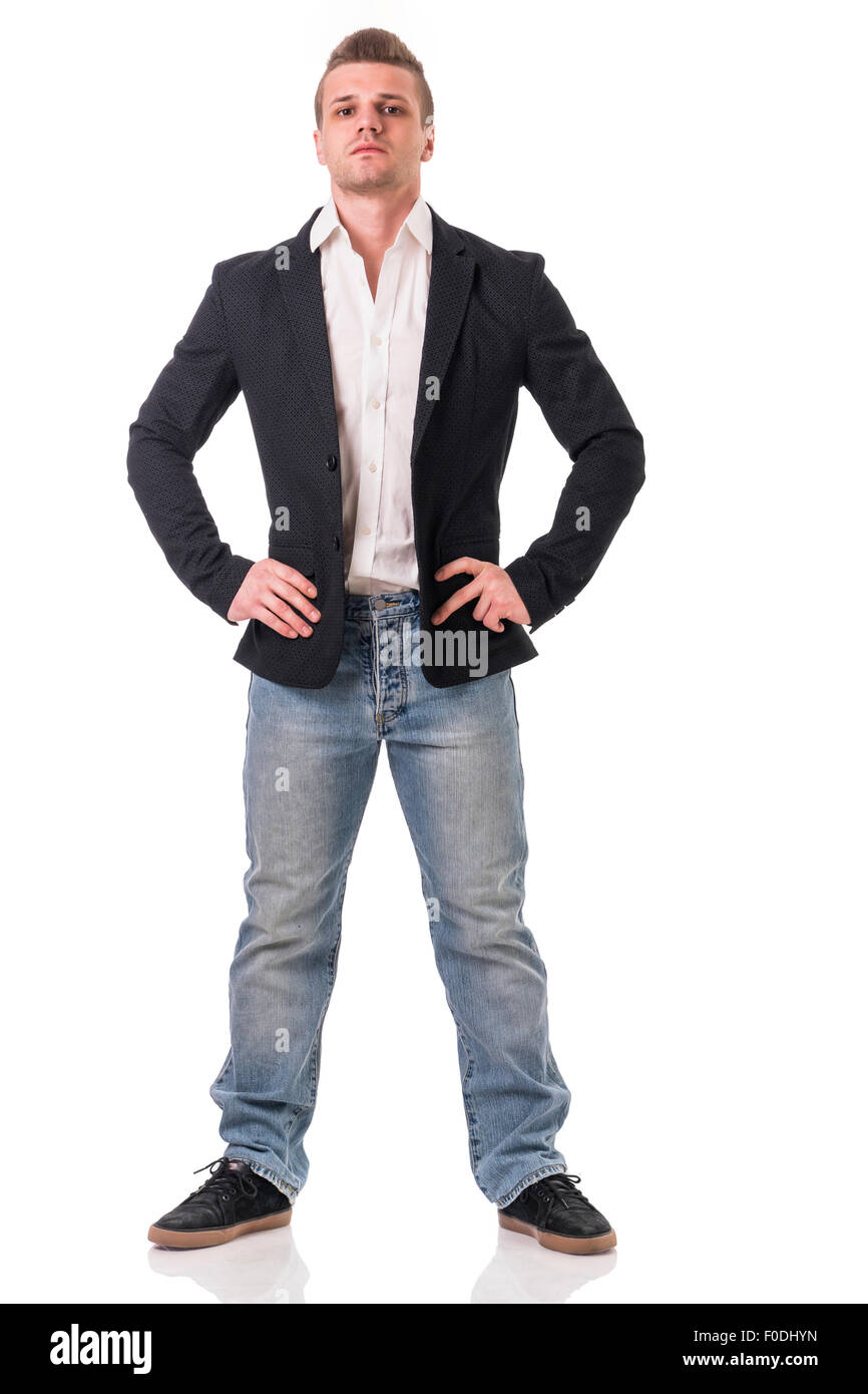 Full body shot attrayante de jeune homme à la veste et jeans, isolé sur fond blanc Banque D'Images