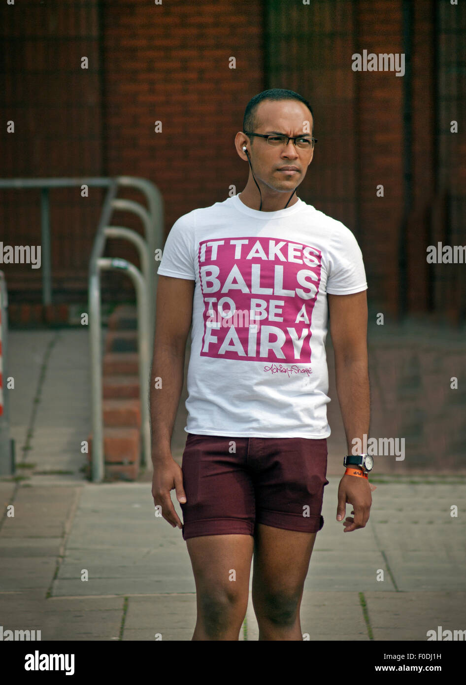 Brighton un homme porte un tee shirt avec un message Banque D'Images