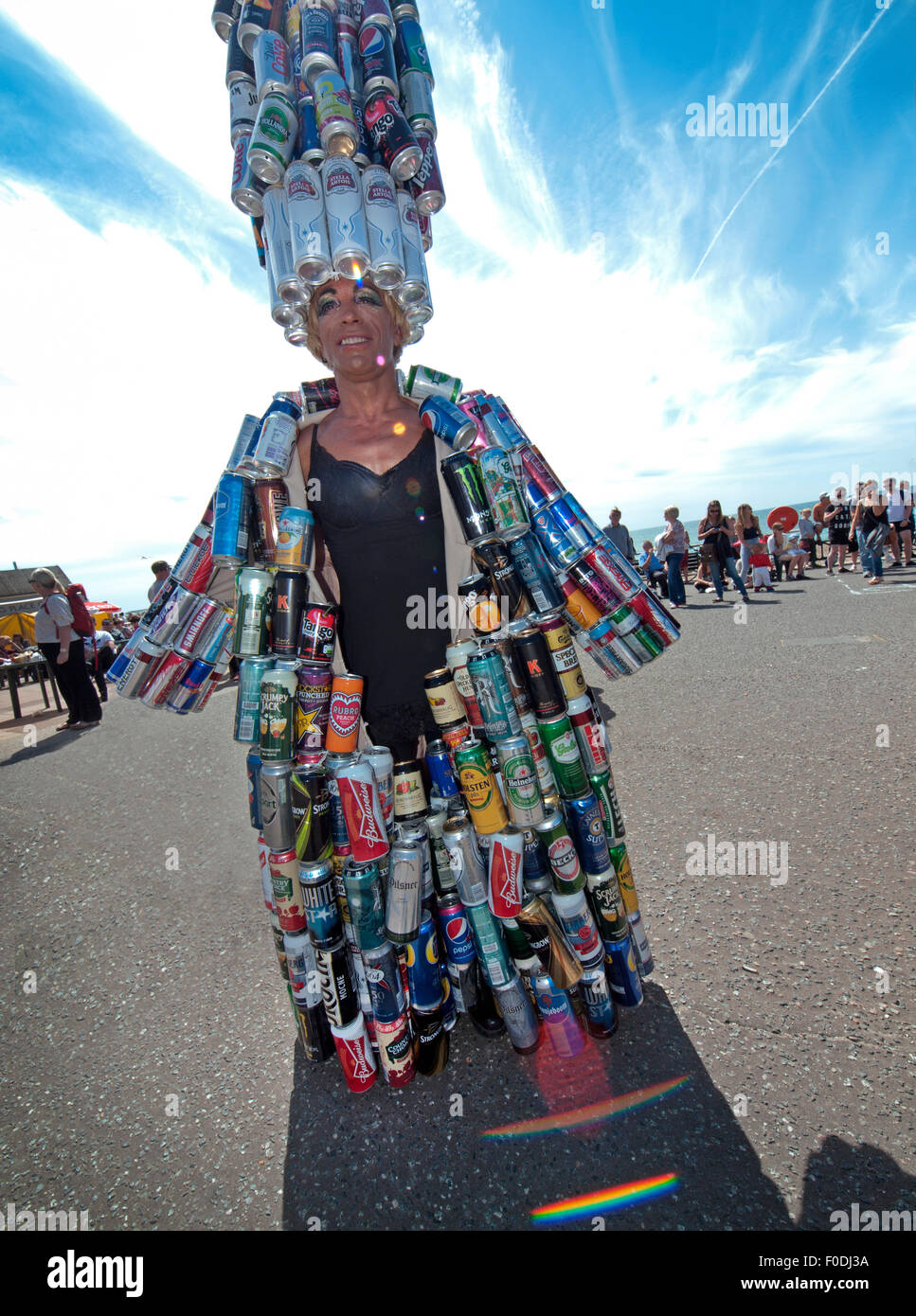 Un reveler à Brighton Pride 2015 porte une tenue faite de boîtes de conserve Banque D'Images