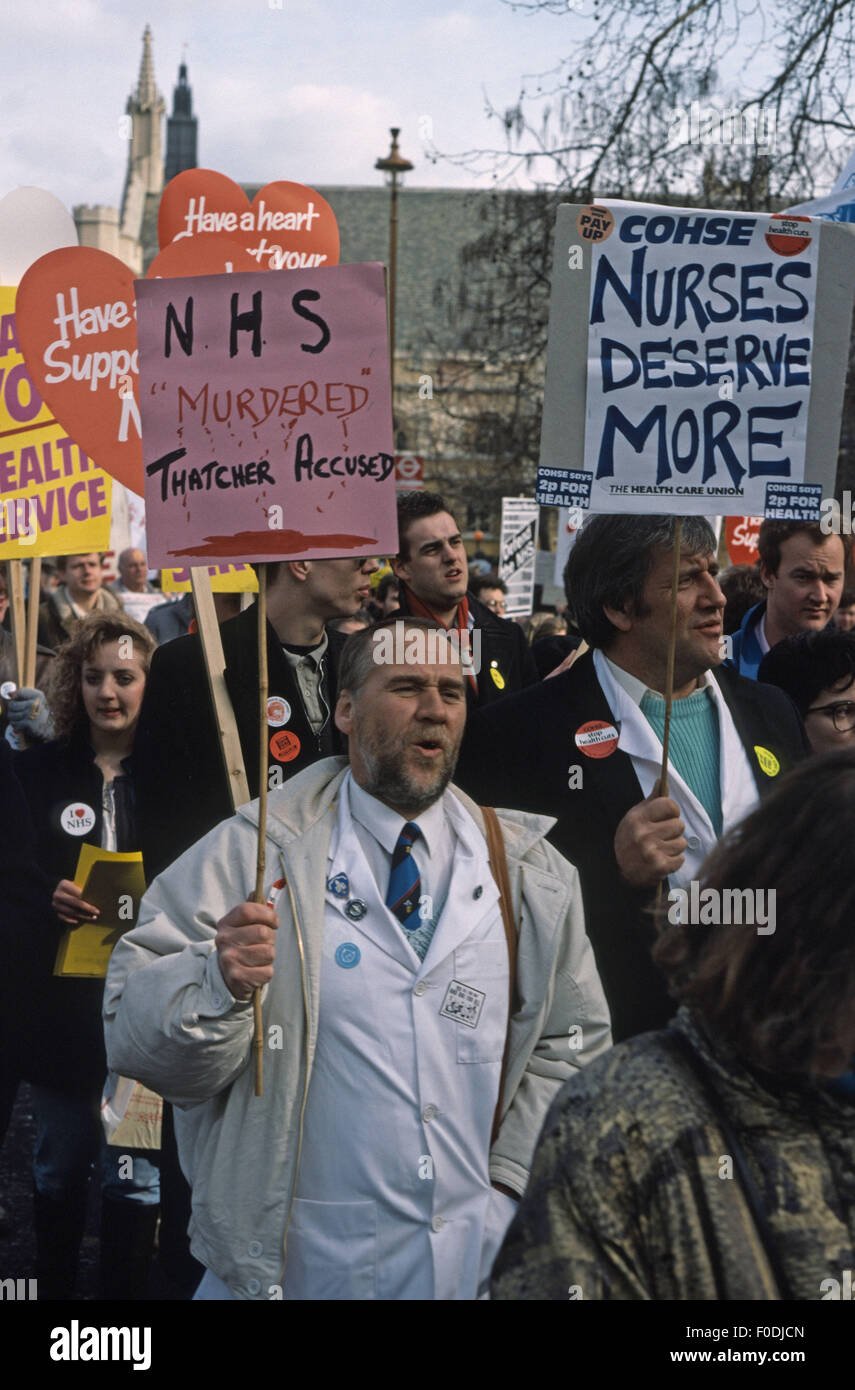 Démonstration du NHS sur les rues de Londres portant des signes des infirmières et médecins Banque D'Images