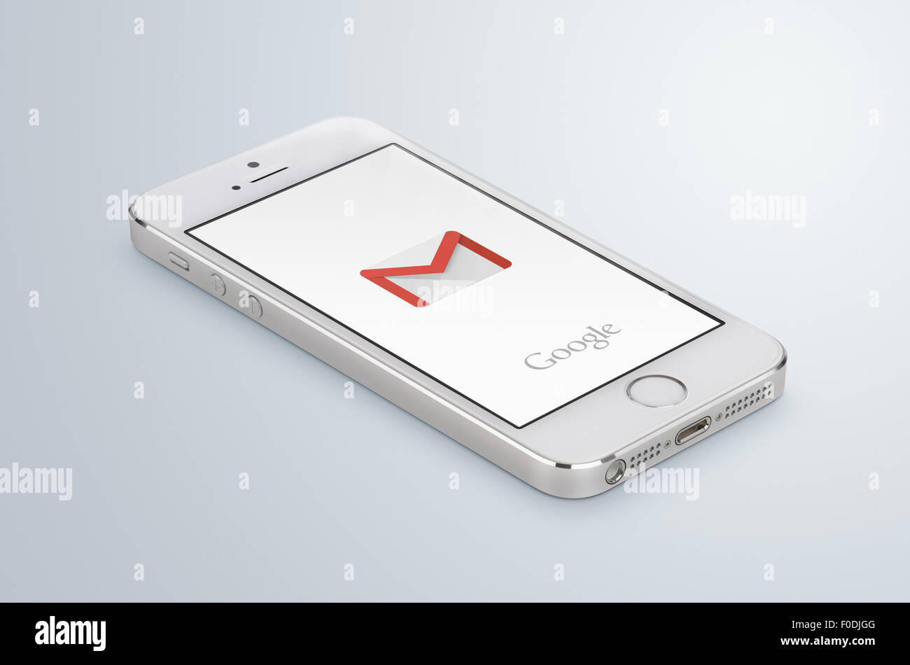 Varna, Bulgarie - 31 mai 2015 : Google Gmail app logo sur le livre blanc Apple iPhone 5s affichage qui se trouve sur la surface. Banque D'Images