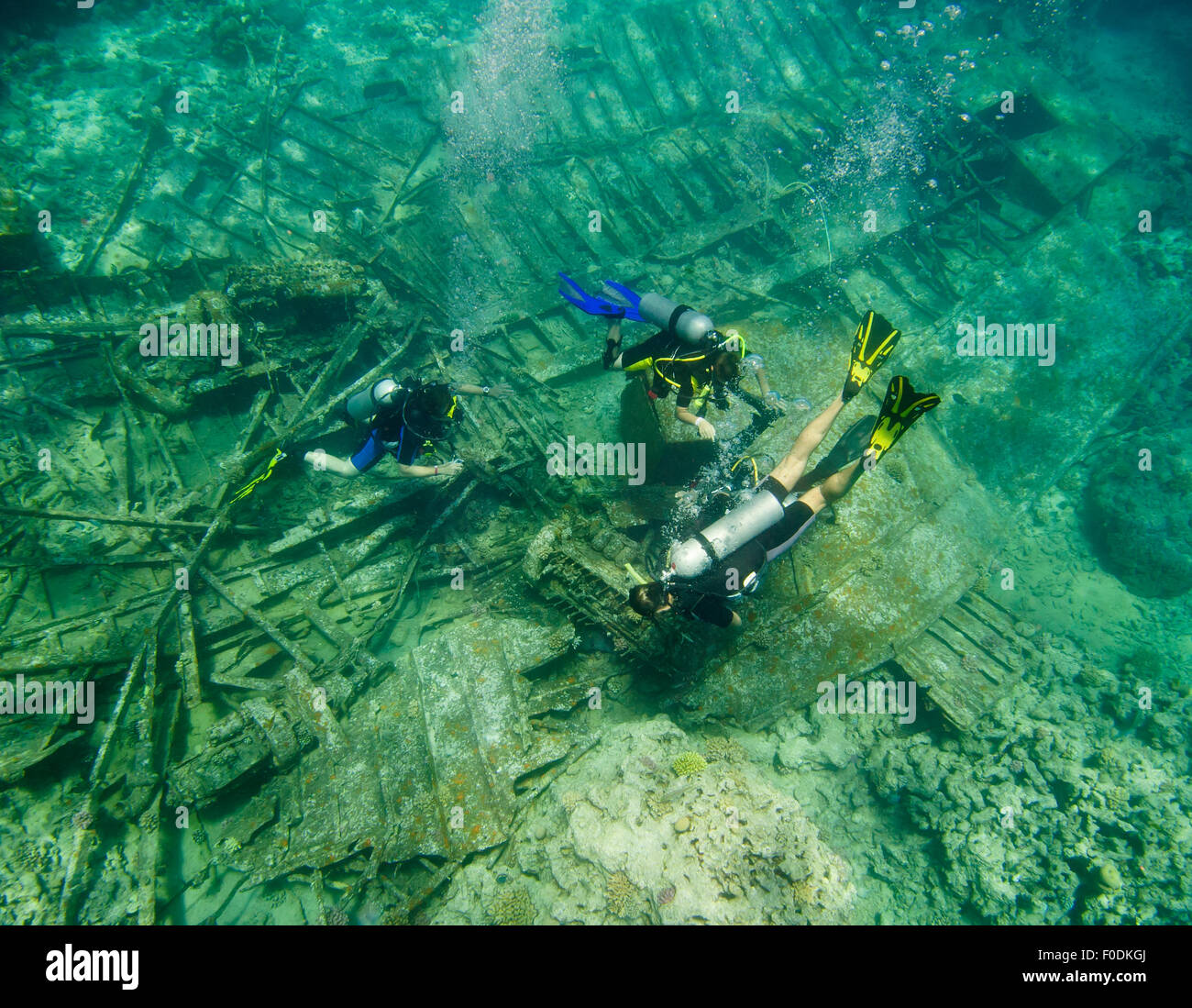 Trio de plongeurs d'explorer l'épave d'un bateau sous-marin dans la mer Banque D'Images