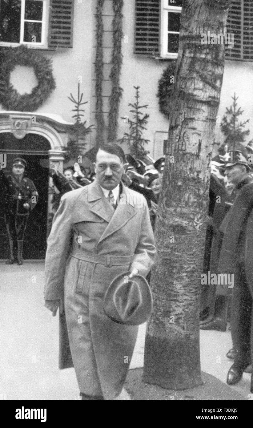 Hitler, Adolf, 20.4.1889 - 30.4.1945, politicien allemand (NSDAP), chancelier du Reich 30.1.1933 - 30.4.1945, devant la maison Schiller à Weimar, vers 1935, Banque D'Images