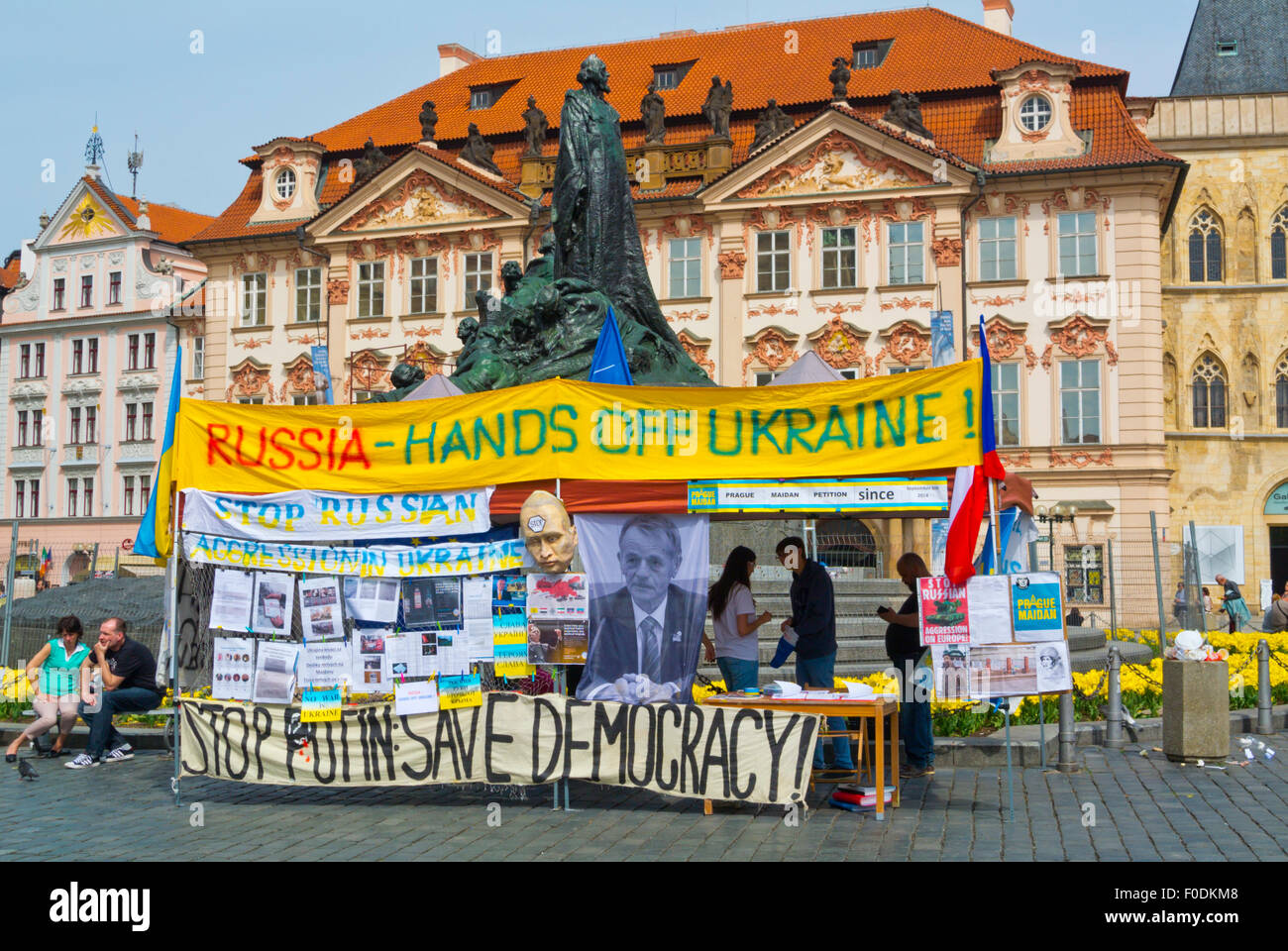 Anti-Russian stand de propagande, la place de la vieille ville, Prague, République Tchèque, Europe Banque D'Images