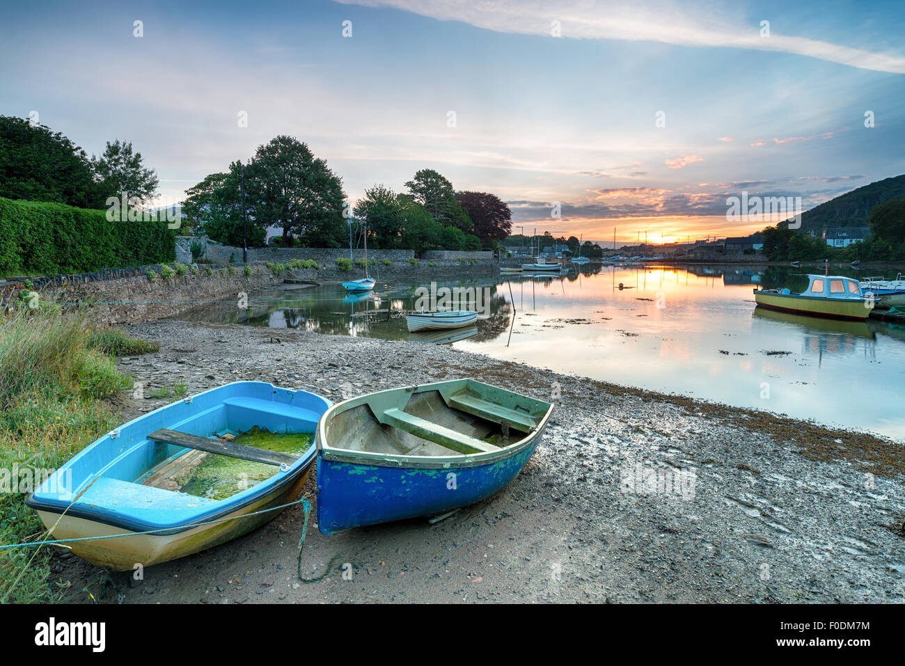 Bateaux au lever du soleil sur la Rivière Tamar à Millbrook à Cornwall Banque D'Images