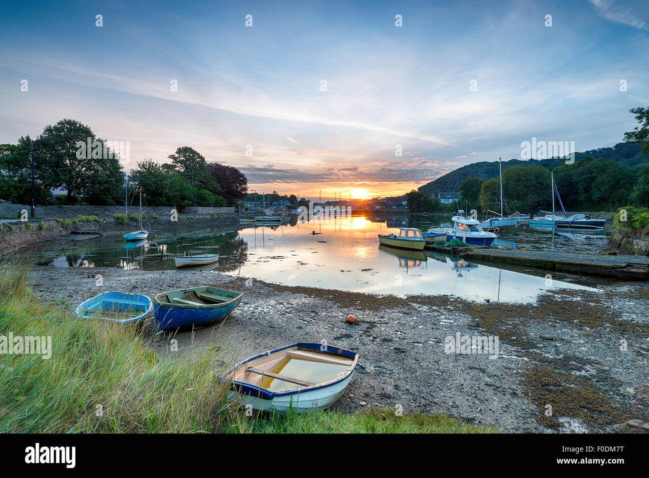 Le lever du soleil sur des bateaux sur le creek à Millbrook à Cornwall Banque D'Images