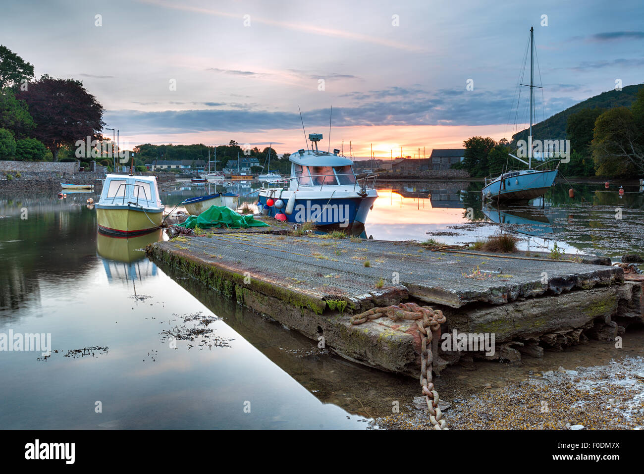 Le lever du soleil sur des bateaux amarrés à Millbrook Lake sur la Rivière Tamar à Cornwall Banque D'Images