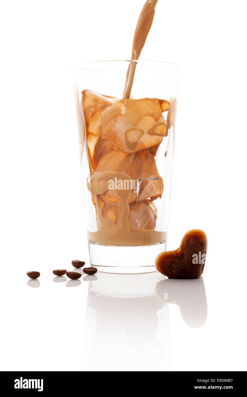 Verser le café dans un verre de glace avec des cubes de glace isolé sur fond blanc. La consommation de café culinaire. Banque D'Images