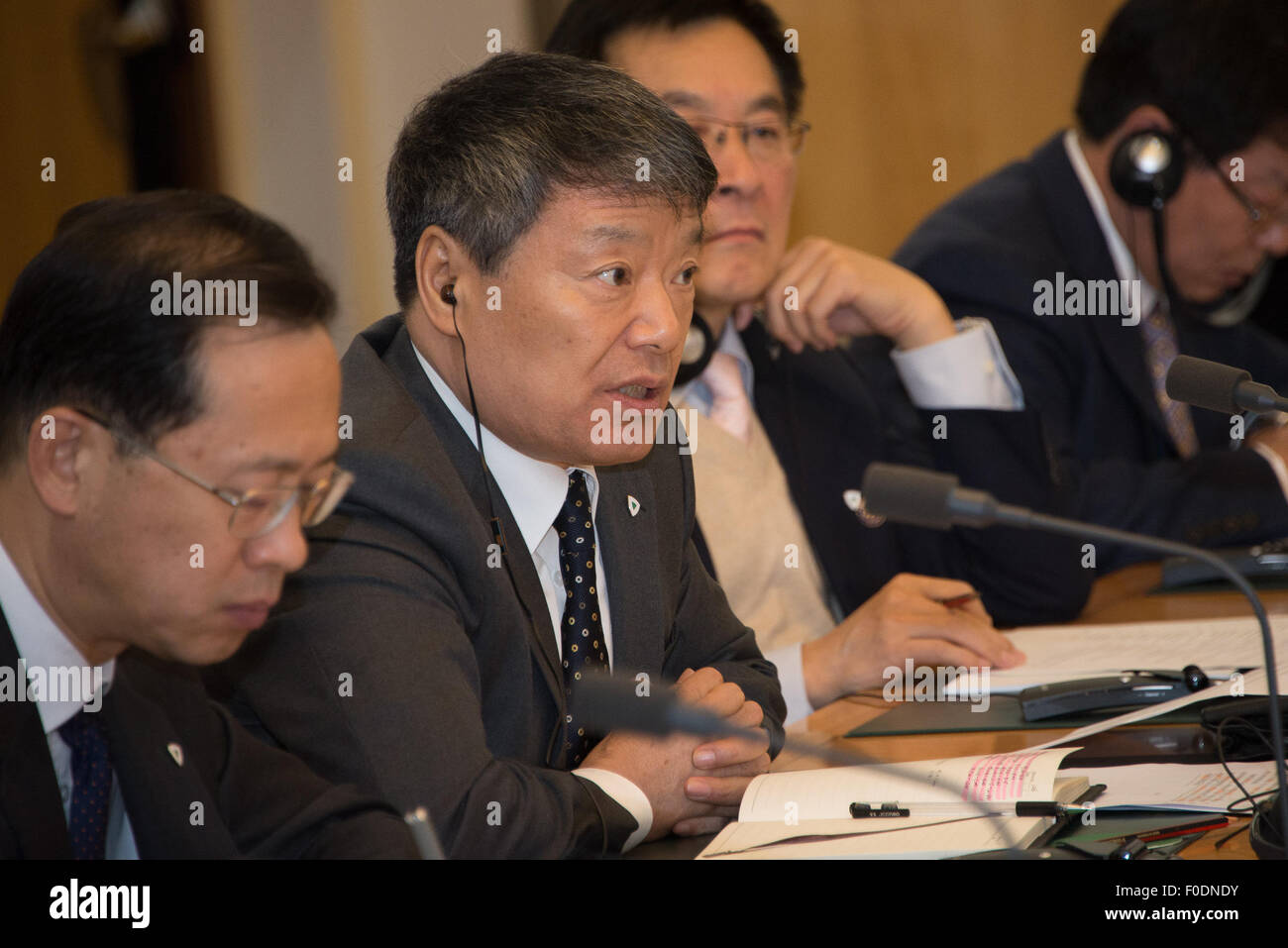 (150813) -- CANBERRA, 13 août (Xinhua) -- Xu Shaoshi (C), chef de la Commission nationale pour le développement et la réforme (NDRC), prend la parole lors du deuxième Dialogue économique stratégique entre l'Australie et la tenue à Canberra, Australie, le 13 août 2015. (Xinhua/Justin Qian) Banque D'Images