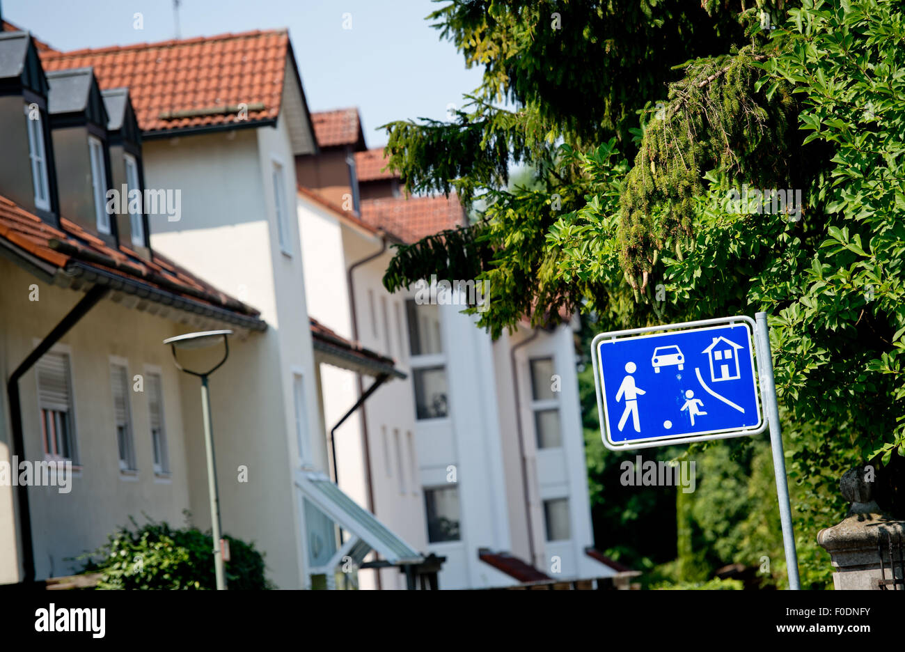 Unterfoehring, Allemagne. Août 13, 2015. Un signe des enfants jouant et maisons en Unterfoehring, Allemagne, 13 août 2015. Entre 2008 et 2013, le pourcentage le plus expérimenté Unterfoehring hausse de la population, avec 19,9  %. PHOTO : SVEN HOPPE/DPA/Alamy Live News Banque D'Images