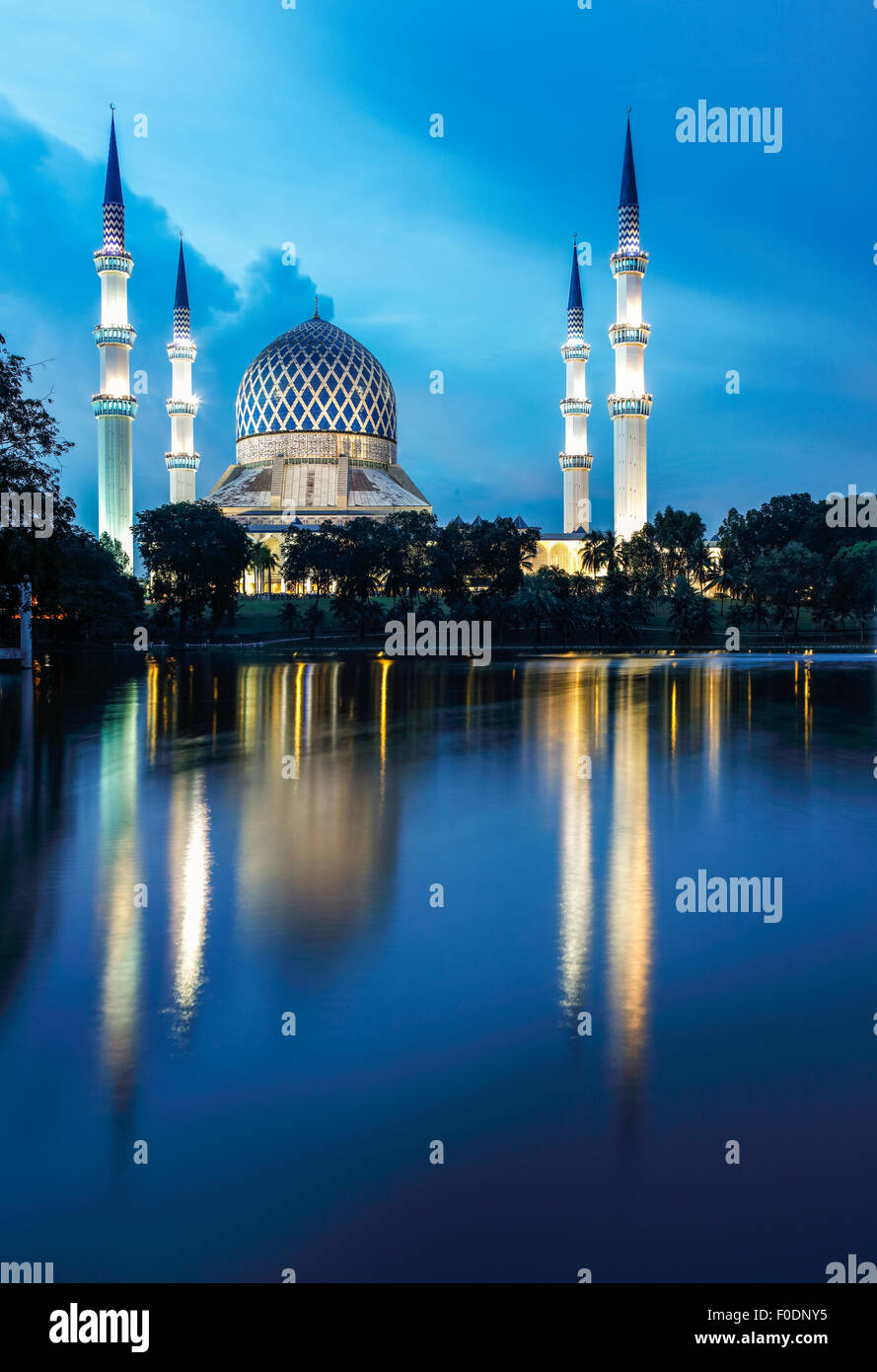 La mosquée bleue de Shah Alam, en Malaisie pendant le crépuscule. Banque D'Images