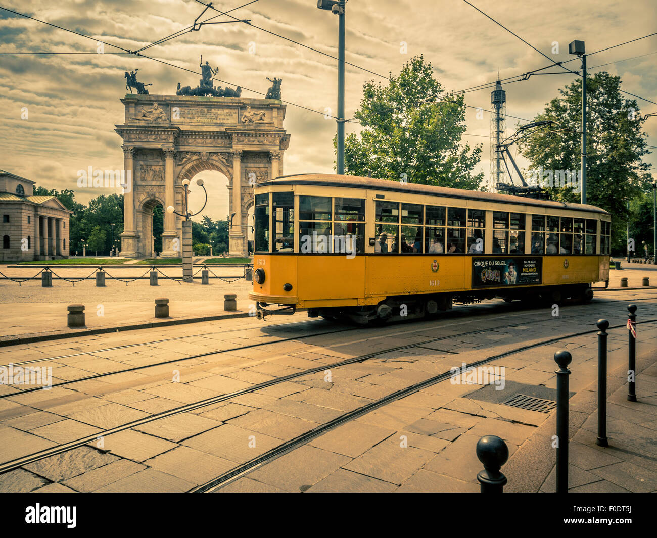 Tramway à Arco della Pace shot de Corso Sempione, Milan, Italie Banque D'Images