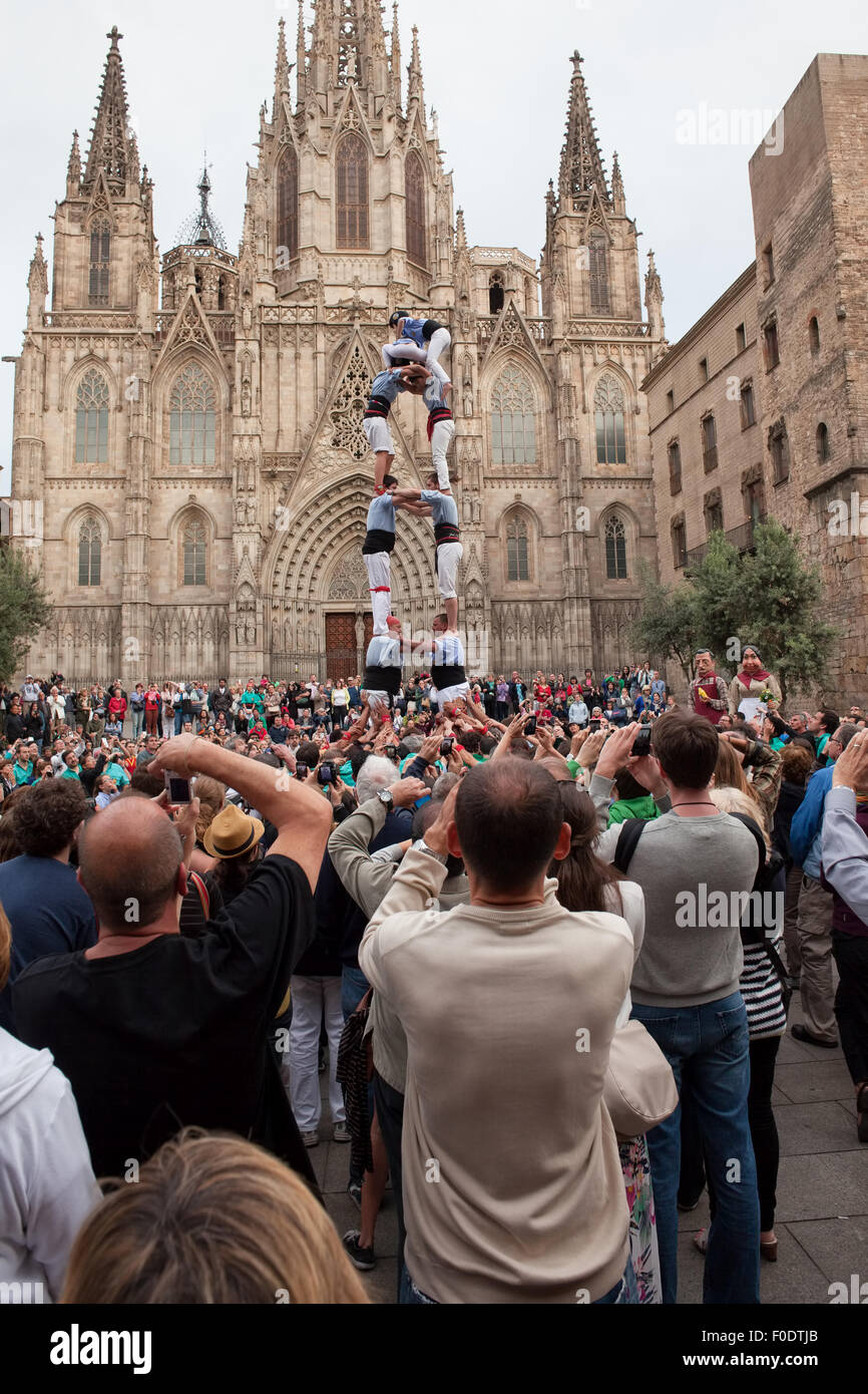 Les gens regardent la foule humaine Castell tour à la Cathédrale de Barcelone en Catalogne, Espagne Banque D'Images