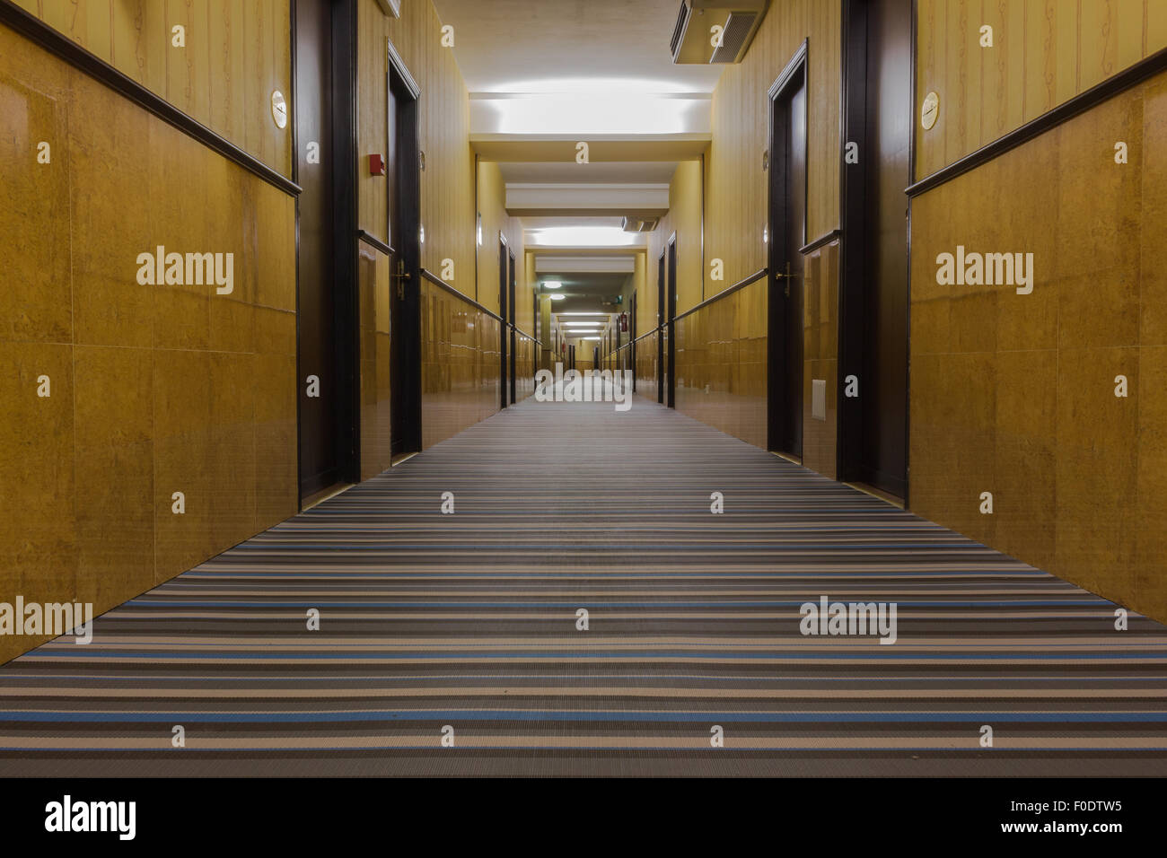 Vue du couloir d'un nouveau hôtel italien . Banque D'Images