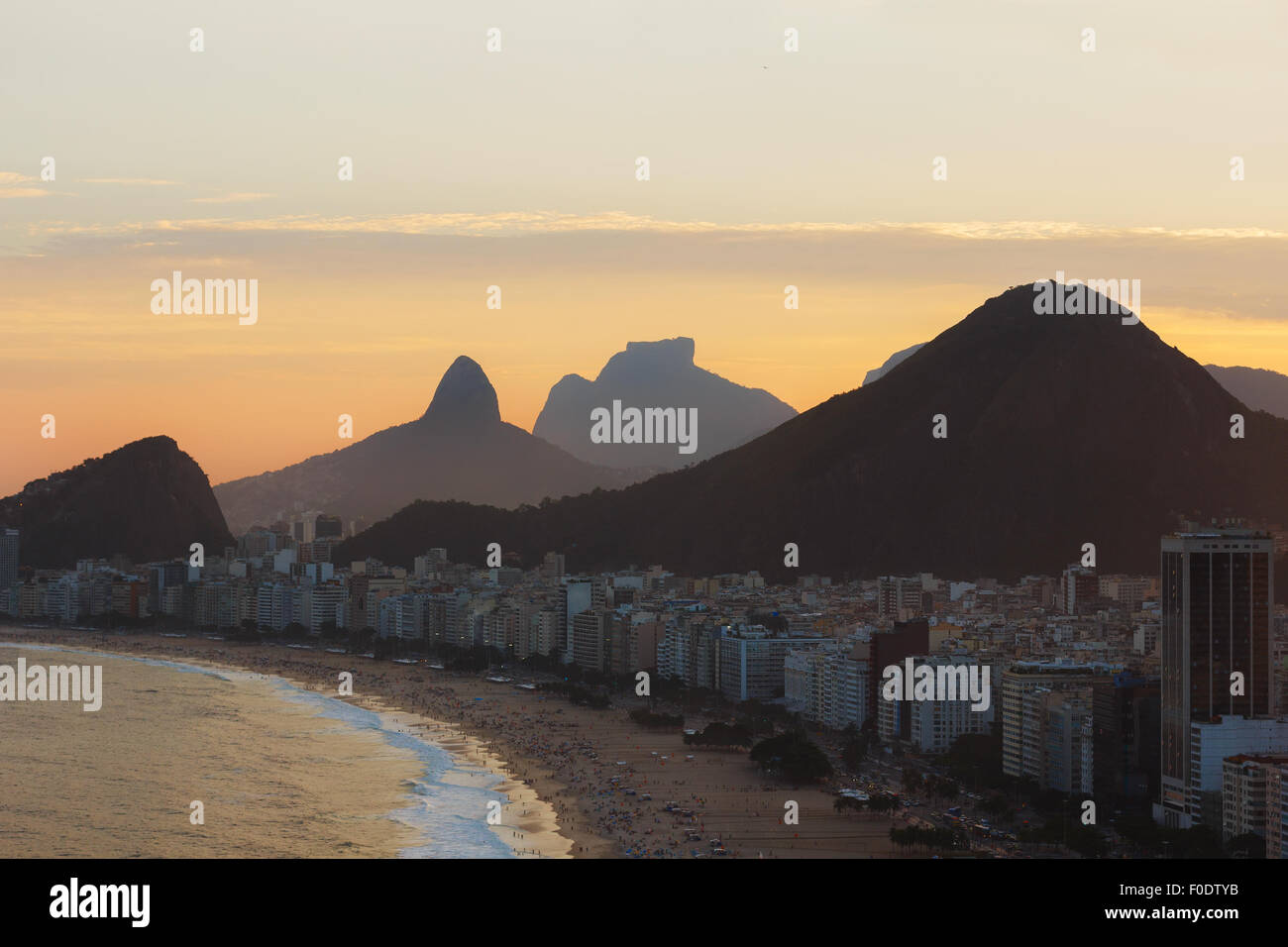 Coucher du soleil sur la plage de Copacabana, mer, montagnes, Rio de Janeiro, Brésil. Selective focus on premier plan Banque D'Images