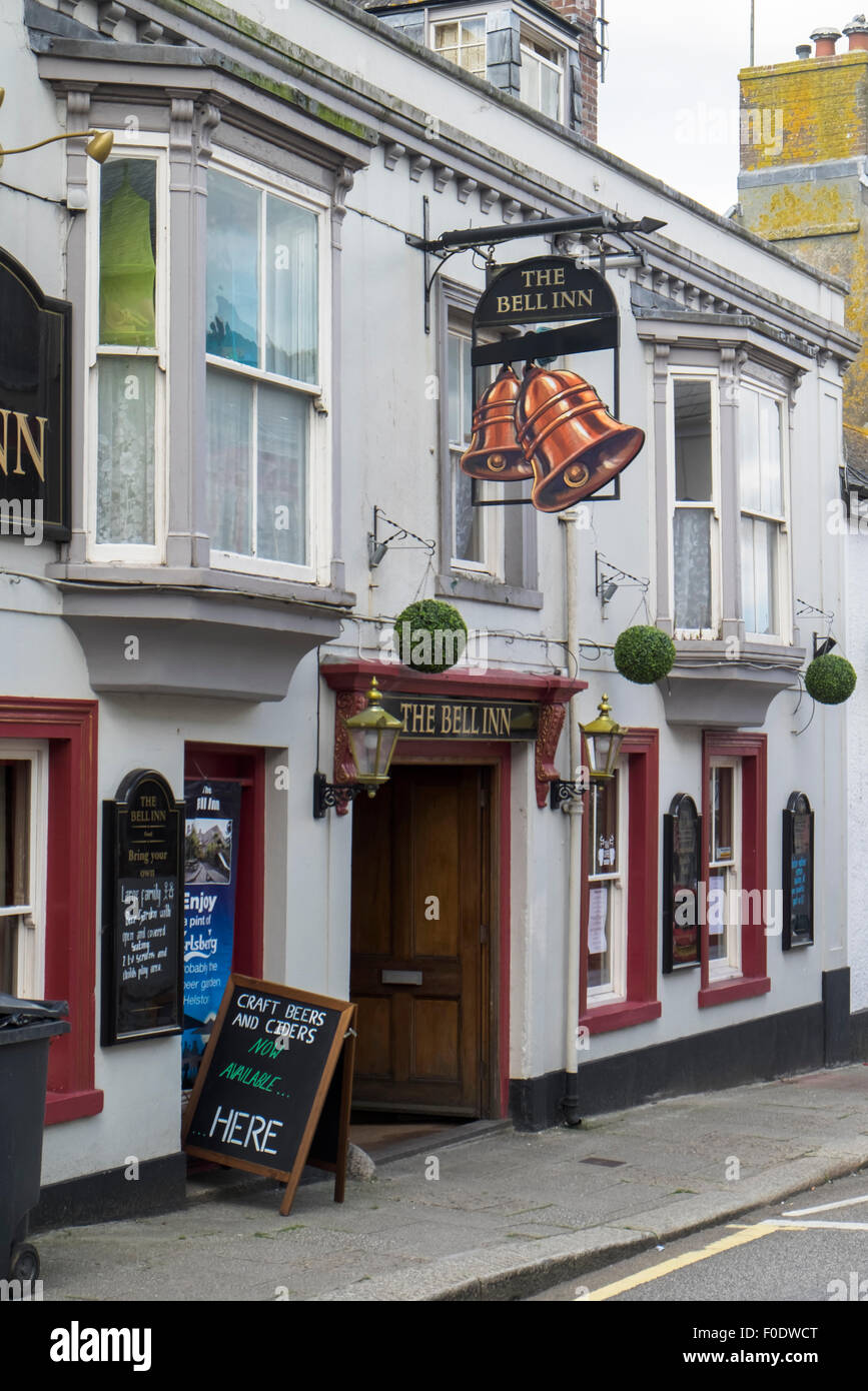 Helston une petite ville dans le sud-ouest de l'Angleterre, comté de Cornwall Le Bell Inn Banque D'Images