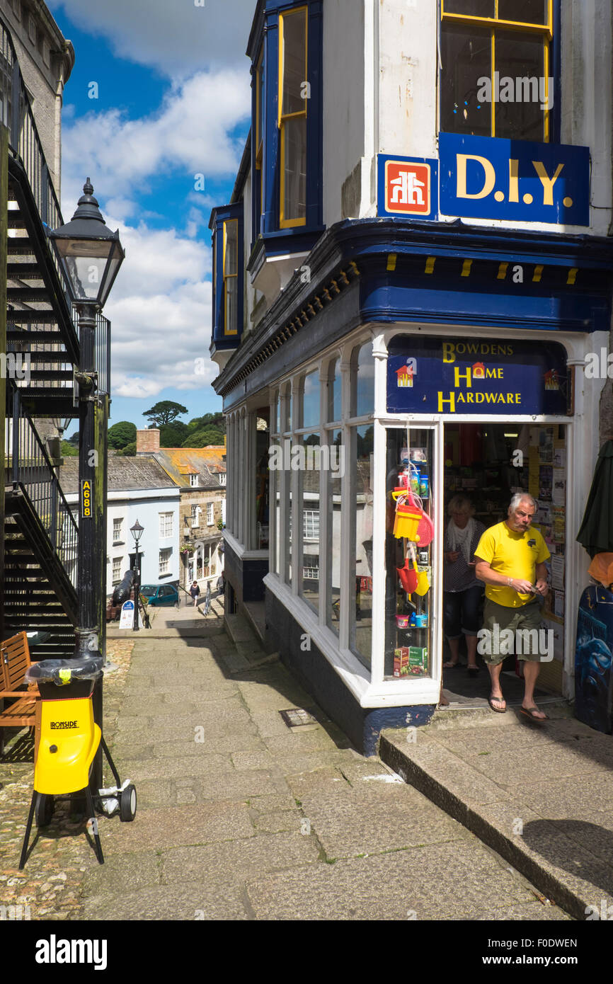 Helston une petite ville dans le sud-ouest de l'Angleterre, comté de Cornouailles, rue Church Bowdens Boutique matériel Banque D'Images