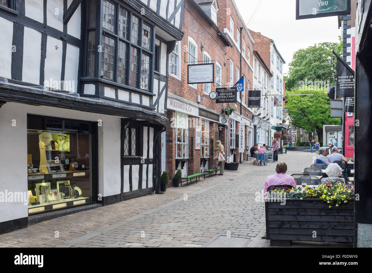 Magasins et cafés dans la ville historique de Butcher Row à Shrewsbury Banque D'Images