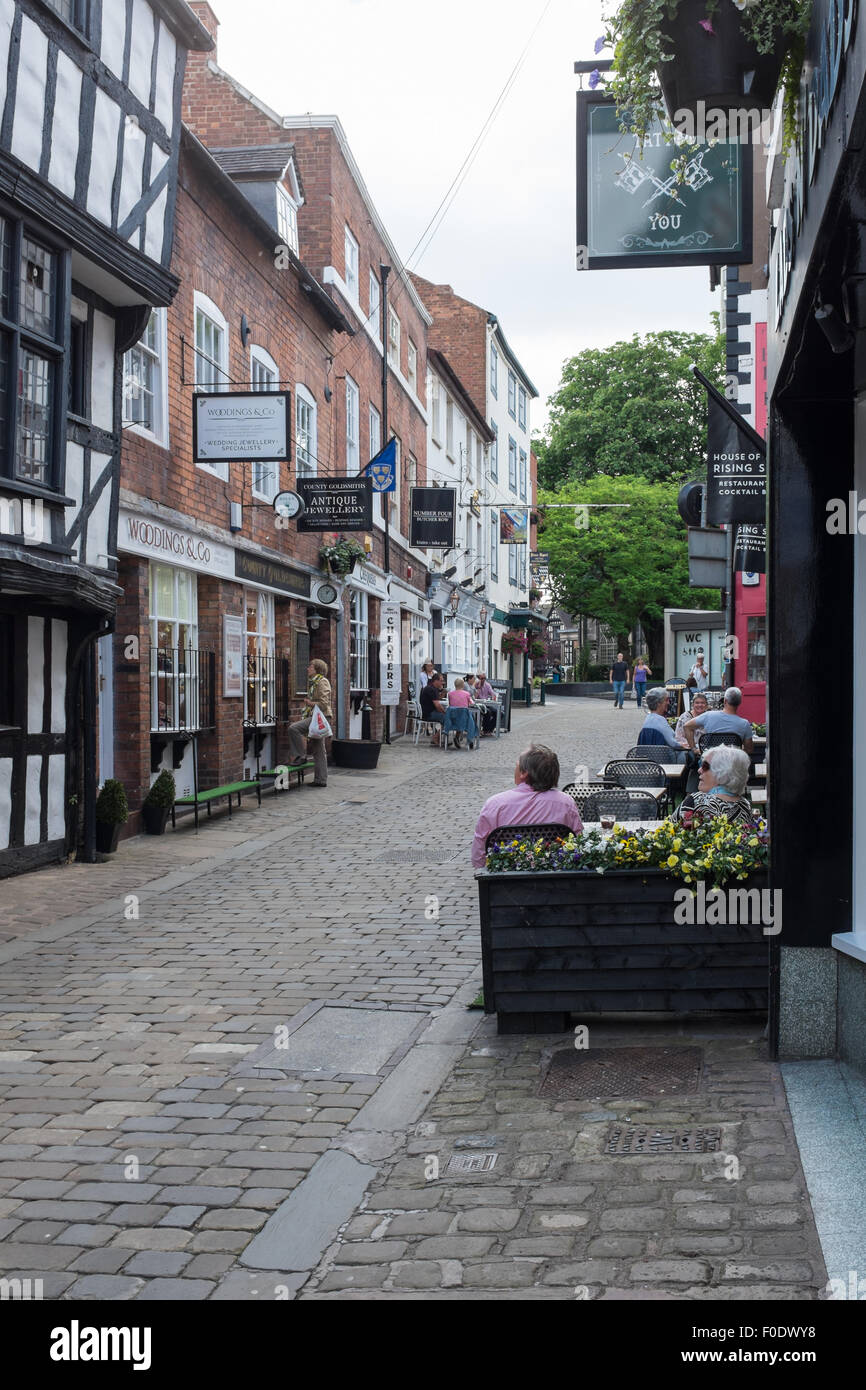 Magasins et cafés dans la ville historique de Butcher Row à Shrewsbury Banque D'Images