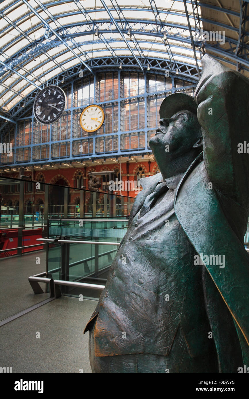 Statue de John Betjeman à St Pancras Gare avec l'horloge et la réplique de la Dent Banque D'Images