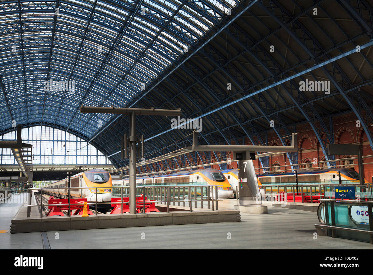 Les trains Eurostar et de plates-formes à St Pancras Railway Station Banque D'Images