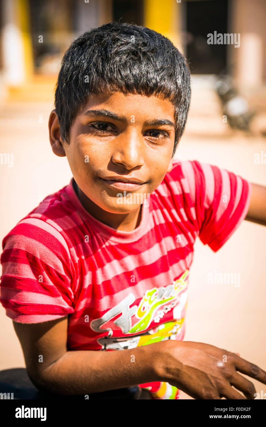 Portrait d'un jeune garçon indien à Khajuraho, Madhya Pradesh, Inde Banque D'Images