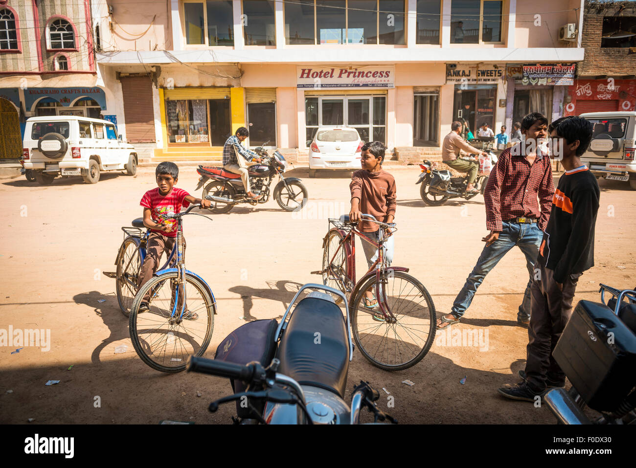 Les jeunes garçons de se rassembler dans la rue principale de Khajuraho, Madhya Pradesh, Inde Banque D'Images