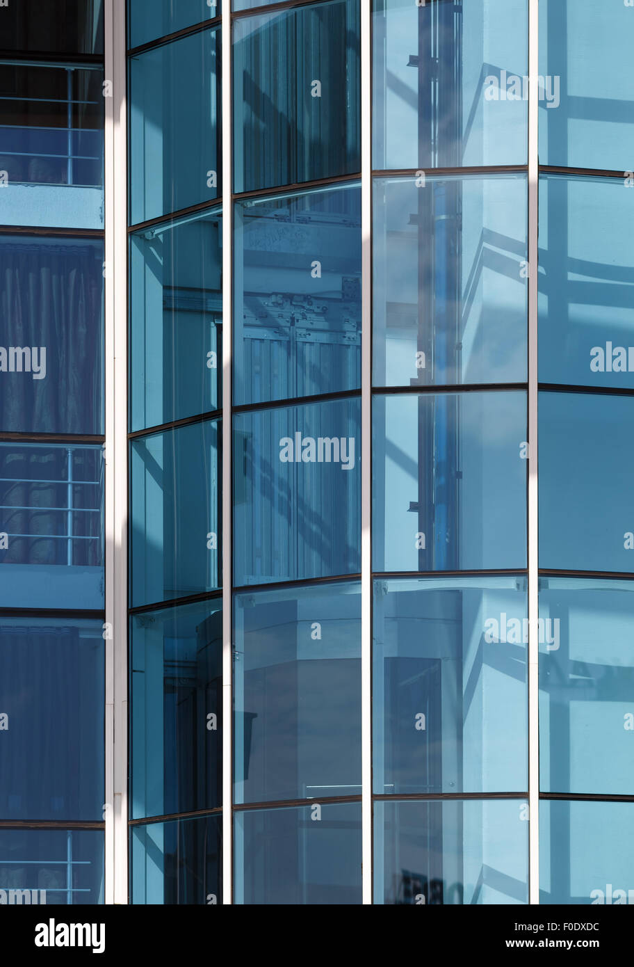 Détail d'un immeuble de bureaux moderne avec une façade en verre. Tir vertical. Banque D'Images