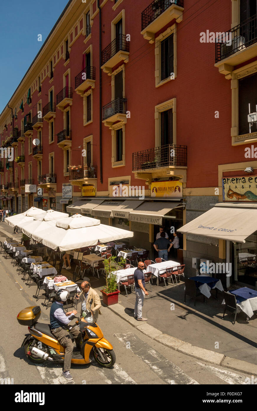 Restaurant situé au bord du Grand canal dans le quartier Naviglio de Milan. Italie. Banque D'Images