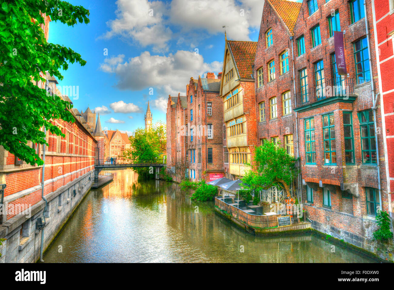 Beau canal à Gand avec des bateaux de rivière et de bâtiments médiévaux fait en photo HDR Banque D'Images
