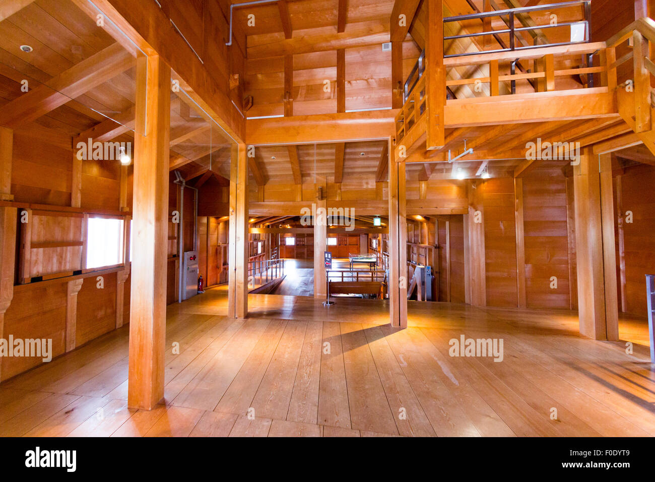 Le Château de Kanazawa au Japon. Afficher le long de l'intérieur en bois de la restauré Gojikken Nagaya, un bon exemple d'une tourelle de deux étages couloir. Banque D'Images